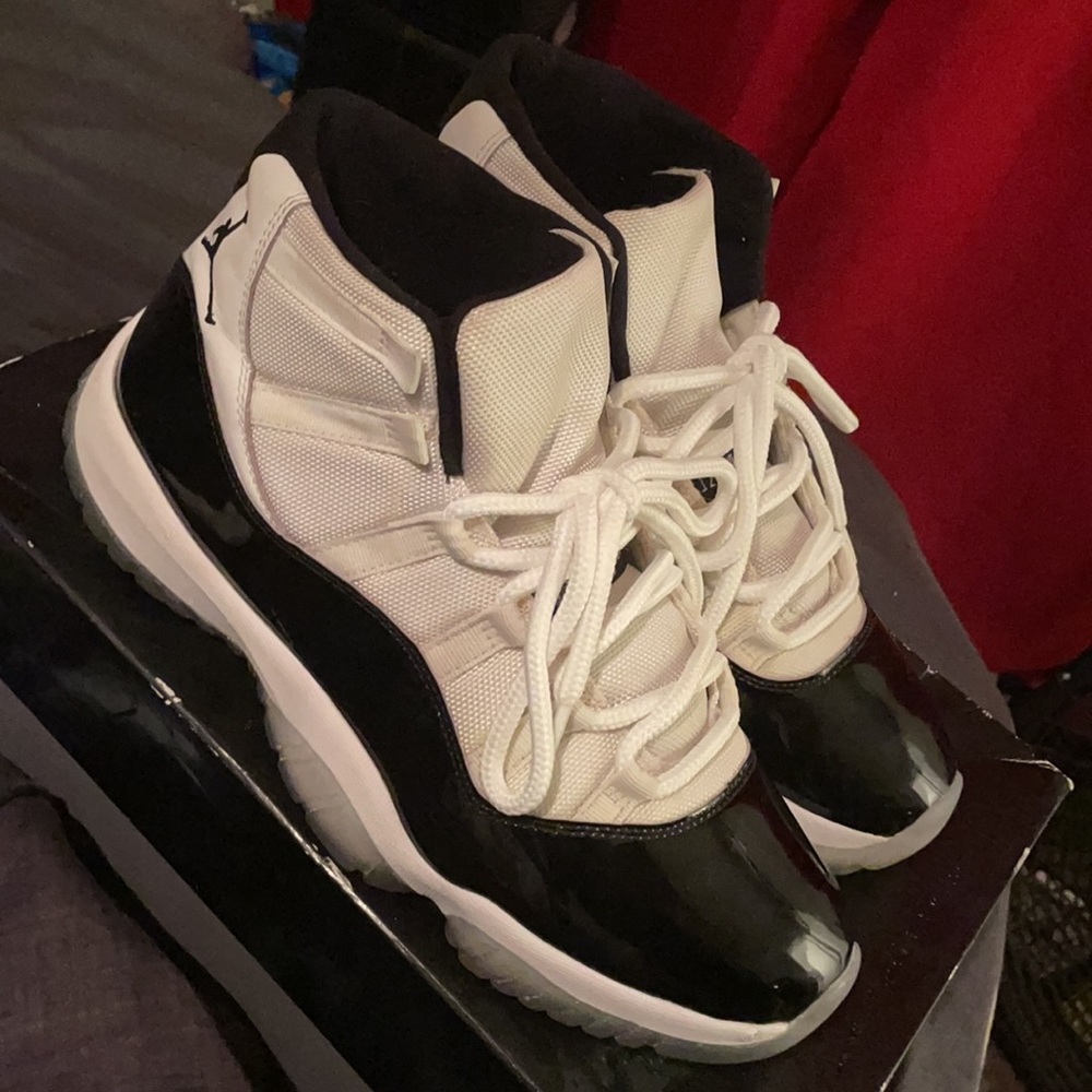 Jordan 11 concord (has some yellow stains and slight tear on front of shoe)